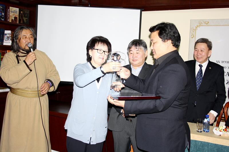 МУГЖ Э.Амартүвшин “Гоо зүйн” дээд шагнал хүртжээ